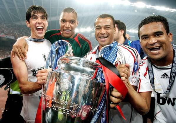 Champions League Sieger 2007 AC Mailand mit dem Pokal v.li.: Kaka, Torwart Dida, Cafu und Serginho - Fußball EC 1 Herren Champions League 2006 2007, AC Mailand, Milan, Finale Endspiel, Vdig Gruppe Athen Freude, Begeisterung, Fußball EC 1 Herren Champions League 2006 2007, AC Mailand, Milan, Finale Endspiel, Vdig Gruppe Athen Freude, Begeisterung,