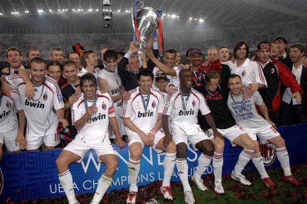 Der AC Mailand ist Champions League Sieger 2006 2007 - Präsident Silvio Berlusconi (hi. Mitte li.) und Cafu (hi. Mitte re.) präsentieren die Trophäe, vorn v.li.: Paolo Maldini, Kakhaber Kaladze, Clarence Seedorf, Massimo Ambrosini und Cristian Brocchi Fußball EC 1 Herren Champions League Finale 2006 2007, Endspiel, Milan Totale Funktionär, Vereinsführung, Vorstand, Athen Freude, Fußball EC 1 Herren Champions League Finale 2006 2007, Endspiel, Milan Totale Funktionär, Vereinsführung, Vorstand, Athen Freude,