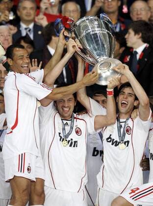 Champions League Sieger 2007 AC Mailand v.li.: Cafu, Kakhaber Kaladze und Kaka während der Siegerehrung mit dem Pokal - Fußball EC 1 Herren Champions League 2006 2007, AC Mailand, Milan, Finale Endspiel, Vdig Gruppe Athen Freude, Begeisterung, Fußball EC 1 Herren Champions League 2006 2007, AC Mailand, Milan, Finale Endspiel, Vdig Gruppe Athen Freude, Begeisterung,