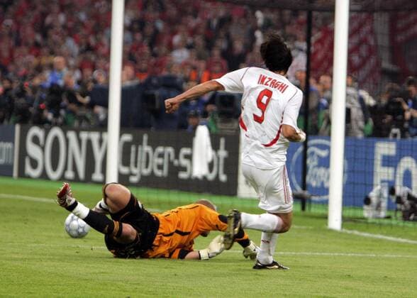 Filippo Inzaghi (AC Mailand, re.) gegen Torwart Jose Manuel Reina (Liverpool) Fußball EC 1 Herren Champions League 2006 2007, Finale, Endspiel, Liverpool FC - AC Mailand, Milan Gruppe Athen Dynamik, Fußball EC 1 Herren Champions League 2006 2007, Finale, Endspiel, Liverpool FC - AC Mailand, Milan Gruppe Athen Dynamik,