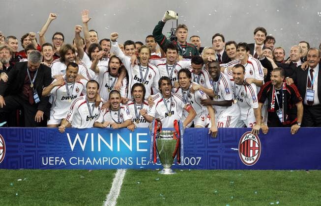 Champions League Sieger 2007 AC Mailand mit dem Pokal v.li.: Trainer Ancelotti (vorn), Bonera, Torwart Storari, Cafu (vorn), Gilardino (vorn), Torwart Fiori, Favalli, Jankulovski, Gattuso (vorn), Gourcuff, Pirlo (vorn) ...- Fußball EC 1 Herren Champions League 2006 2007, AC Mailand, Milan, Finale Endspiel, Sieg, Jubel Siegesjubel, Vdig Totale Europacupsieg Europacupsieger Trophäe Siegerbild Athen Feier feiern Siegesfeier Freude, Begeisterung, Fußball EC 1 Herren Champions League 2006 2007, AC Mailand, Milan, Finale Endspiel, Sieg, Jubel Siegesjubel, Vdig Totale Europacupsieg Europacupsieger Trophäe Siegerbild Athen Feier feiern Siegesfeier Freude, Begeisterung,