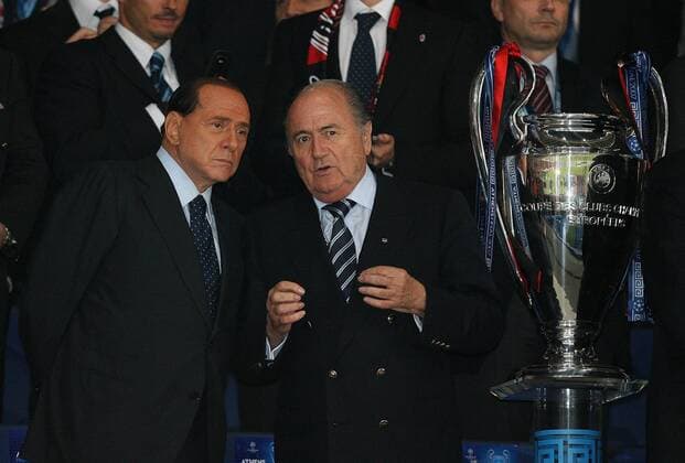 FIFA Präsident Joseph S. Blatter (Schweiz, re.) und Präsident Silvio Berlusconi (AC Mailand) auf der Ehrentribüne neben dem Champions League Pokal im Gespräch  Fußball EC 1 Herren Champions League 2006 2007, AC Mailand, Milan, Finale Endspiel, Vdig Gruppe Athen Fußball EC 1 Herren Champions League 2006 2007, AC Mailand, Milan, Finale Endspiel, Vdig Gruppe Athen