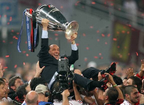Champions League Sieger 2007 AC Mailand: Präsident Silvio Berlusconi wird samt Pokal von seinen Spielern gefeiert -  Fußball EC 1 Herren Champions League 2006 2007 AC Mailand Milan Finale Endspiel Europacupsieger Europacupsieg Vdig Gruppe Sieg, Sieger Jubel, Siegesjubel Athen Freude, Begeisterung, Fußball EC 1 Herren Champions League 2006 2007 AC Mailand Milan Finale Endspiel Europacupsieger Europacupsieg Vdig Gruppe Sieg, Sieger Jubel, Siegesjubel Athen Freude, Begeisterung,