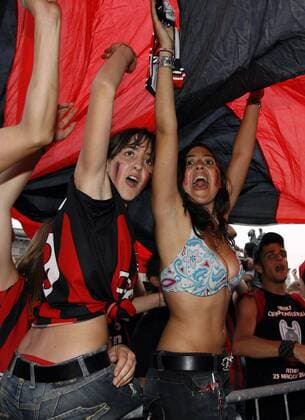 Zwei weibliche AC Mailand Fans jubeln unter einer Vereinsfahne - Fußball EC 1 Herren Champions League 2006 2007, AC Mailand Milan, Finale Endspiel, Vdig Gruppe Übertragung Fußballübertragung Liveübertragung Mailand Public Viewing, Live Sinnlichkeit, Freude, Begeisterung, Fußball EC 1 Herren Champions League 2006 2007, AC Mailand Milan, Finale Endspiel, Vdig Gruppe Übertragung Fußballübertragung Liveübertragung Mailand Public Viewing, Live Sinnlichkeit, Freude, Begeisterung,