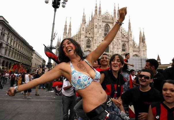 Weiblicher AC Mailand Fan jubelt leicht bekleidet und mit dem Vereinslogo auf dem Dekollete vor dem Dom auf dem Piazza Duomo - Fußball EC 1 Herren Champions League 2006 2007, AC Mailand Milan, Finale Endspiel, Emblem Vereinsemblem Gebäude Vdig Gruppe Übertragung Fußballübertragung Liveübertragung Mailand Public Viewing Live katholische Freude, Begeisterung, Sinnlichkeit, Fußball EC 1 Herren Champions League 2006 2007, AC Mailand Milan, Finale Endspiel, Emblem Vereinsemblem Gebäude Vdig Gruppe Übertragung Fußballübertragung Liveübertragung Mailand Public Viewing Live katholische Freude, Begeisterung, Sinnlichkeit,