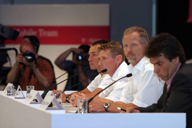 T Mobile Pressekonferenz zu den Dopingvergehen im ehemaligen Team Telekom v.re.: Pressesprecher Christian Frommert (Deutschland), Teammanager Bob Stapleton (USA), Teamchef Rolf Aldag (alle T Mobile) und Erik Zabel (beide Deutschland Milram) Radsport Herren T Mobile Pressetermin 2007, Doping Dopinggeständnis Geständnis gestehen Eingeständnis Vdig Gruppe Dopingskandal Skandal Dopingaffäre Affäre Rad Bonn PR public relations Mediensprecher Dopingfall Radsport Herren T Mobile Pressetermin 2007, Doping Dopinggeständnis Geständnis gestehen Eingeständnis Vdig Gruppe Dopingskandal Skandal Dopingaffäre Affäre Rad Bonn PR public relations Mediensprecher Dopingfall