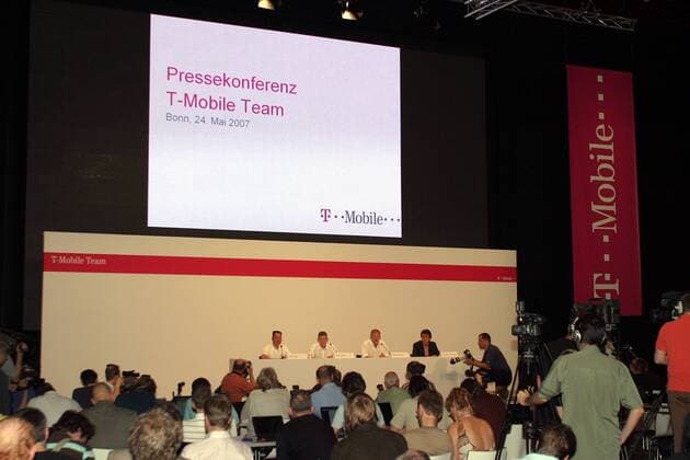 T Mobile Pressekonferenz zu den Dopingvergehen im früheren Team Telekom v.re.: Pressesprecher Christian Frommert (Deutschland), Teammanager Bob Stapleton (USA), Teamchef Rolf Aldag (alle T Mobile) und Erik Zabel (beide Deutschland Milram) auf dem Podium Radsport Herren T Mobile Pressetermin 2007, Doping Dopinggeständnis Geständnis gestehen Eingeständnis Vdig Totale Dopingskandal Skandal Dopingaffäre Affäre Rad Bonn Schriftzug Leinwand Bildschirm Dopingfall Radsport Herren T Mobile Pressetermin 2007, Doping Dopinggeständnis Geständnis gestehen Eingeständnis Vdig Totale Dopingskandal Skandal Dopingaffäre Affäre Rad Bonn Schriftzug Leinwand Bildschirm Dopingfall