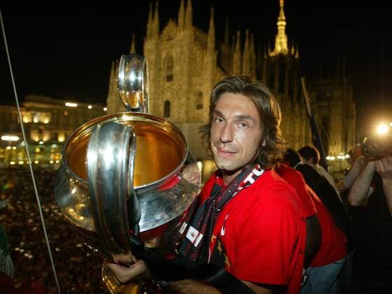 Andrea Pirlo (AC Mailand) - Champions League Sieger 2006 2007 - präsentiert den Pokal vor dem Mailänder Dom - Fußball EC 1 Herren Champions League 2006 2007, AC Milan, Europacupsieger, Europacupsieg Einzelbild Mailand Fußball EC 1 Herren Champions League 2006 2007, AC Milan, Europacupsieger, Europacupsieg Einzelbild Mailand