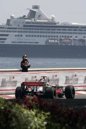 Fernando Alonso (Spanien McLaren Mercedes) in seinem Boliden im Hafen von Monaco vor einem Kreuzfahrtschiff Motorsport Grand Prix Herren Großer Preis von Monaco 2007, Formel 1 Weltmeisterschaft, F1, F, GP, WM, Freies Training Totale Monte Carlo Motorsport Grand Prix Herren Großer Preis von Monaco 2007, Formel 1 Weltmeisterschaft, F1, F, GP, WM, Freies Training Totale Monte Carlo