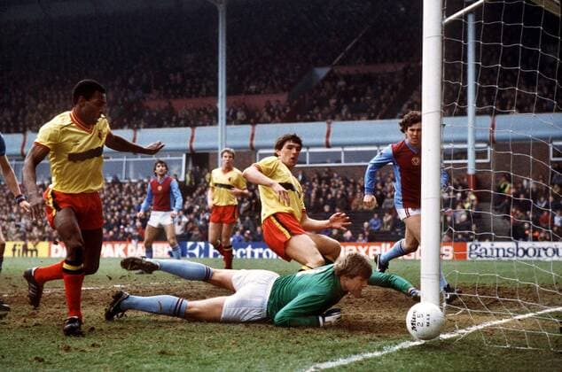 Torwart Nigel Spink (Aston Villa) kann den Ball um den Pfosten lenken -  Fußball Herren English First Division 1982 1983, One, FC Watford - Aston Villa 2:1 Vneg Gruppe Watford Dynamik, Abwehr, Fußball Herren English First Division 1982 1983, One, FC Watford - Aston Villa 2:1 Vneg Gruppe Watford Dynamik, Abwehr,