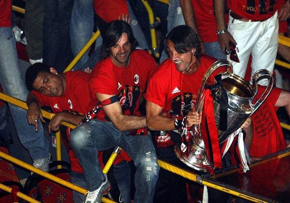 Paolo Maldini (re.), Torwart Valerio Fiori (Mitte) und Ronaldo (alle AC Mailand) feiern den Gewinn der Champions League 2006 2007 -  Fußball EC 1 Herren Champions League 2006 2007, AC Milan, Europacupsieg, Europacupsieger, Sieg, Sieger Gruppe Mailand Begeisterung, Freude, Fußball EC 1 Herren Champions League 2006 2007, AC Milan, Europacupsieg, Europacupsieger, Sieg, Sieger Gruppe Mailand Begeisterung, Freude,