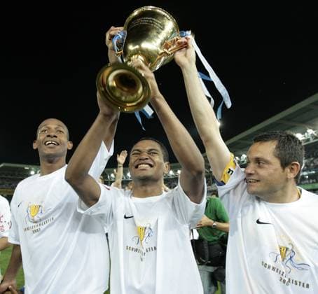 Schweizer Meister 2006 2007 FC Zürich - v.li. Cesar, Rafael de Araujo und Francileudo dos Santos Stemmen den Meisterpokal Fußball Herren Super League 2006 2007, 1. Schweizer Liga, , FC Zürich, Meister, Meisterschaft Gruppe Zürich Freude, Fußball Herren Super League 2006 2007, 1. Schweizer Liga, , FC Zürich, Meister, Meisterschaft Gruppe Zürich Freude,