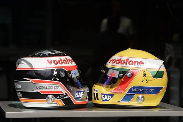 Die Helme von Fernando Alonso (Spanien, li.) und Lewis Hamilton (England beide McLaren Mercedes) Motorsport Grand Prix Herren Großer Preis von Monaco 2007, Formel 1 Weltmeisterschaft, F1, F, GP, WM, Freies Training Gruppe Monte Carlo Motorsport Grand Prix Herren Großer Preis von Monaco 2007, Formel 1 Weltmeisterschaft, F1, F, GP, WM, Freies Training Gruppe Monte Carlo