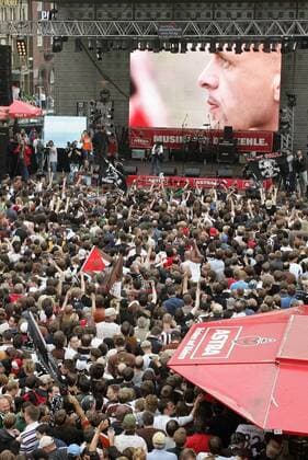 Konterfei von Trainer Holger Stanislawski (St. Pauli) über den Köpfen der Zuschauer beim Public Viewing auf dem Hamburger Spielbudenplatz Fußball Herren Regionalliga Nord 2006 2007, 3. Liga, FC St. Pauli, Fanfest, Fan Fest, Party Totale Spielbudenplatz Hamburg Überlegenheit, Spannung, Konzentration, Fußball Herren Regionalliga Nord 2006 2007, 3. Liga, FC St. Pauli, Fanfest, Fan Fest, Party Totale Spielbudenplatz Hamburg Überlegenheit, Spannung, Konzentration,
