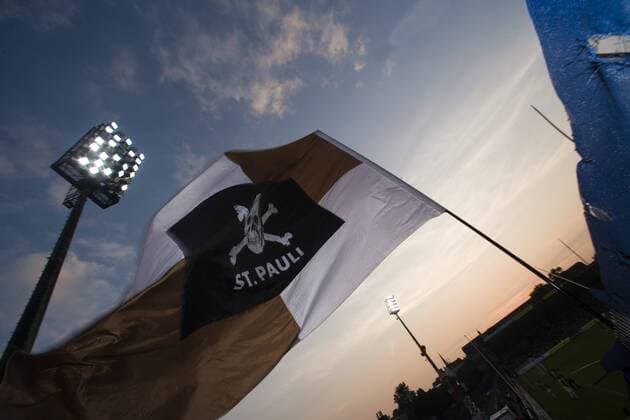 Freibeuter der Liga - Totenkopffahne des FC St. Pauli in der Abenddämmerung Fußball Herren Regionalliga Nord 2006 2007, 3. Liga, FC St. Pauli Einzelbild Hamburg Fußball Herren Regionalliga Nord 2006 2007, 3. Liga, FC St. Pauli Einzelbild Hamburg