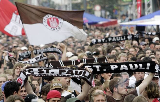 St. Pauli Fans präsentieren während dem Fanfest auf dem Hamburger Spielbudenplatz ihre Schals Fußball Herren Regionalliga Nord 2006 2007, 3. Liga, FC St. Pauli, Vdig Totale Hamburg Spielbudenplatz Fußball Herren Regionalliga Nord 2006 2007, 3. Liga, FC St. Pauli, Vdig Totale Hamburg Spielbudenplatz