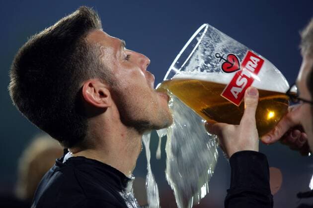 Fabian Boll (St. Pauli) - feuchtfröhlicher Schlussjubel Fußball Herren Regionalliga Nord 2006 2007, 3. Liga, FC St. Pauli, trinken, Durst, durstig, Getränk, Emotionen Porträt Hamburg Freude, Begeisterung, Fußball Herren Regionalliga Nord 2006 2007, 3. Liga, FC St. Pauli, trinken, Durst, durstig, Getränk, Emotionen Porträt Hamburg Freude, Begeisterung,