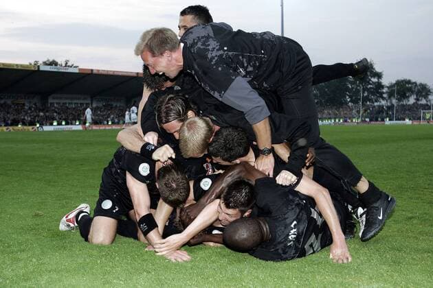 Co Trainer Andre Trulsen (St. Pauli) springt beim Torjubel auf den Spielerhaufen Fußball Herren Regionalliga Nord 2006 2007, 3. Liga, FC St. Pauli, Vdig Gruppe Hamburg Freude, Begeisterung, Fußball Herren Regionalliga Nord 2006 2007, 3. Liga, FC St. Pauli, Vdig Gruppe Hamburg Freude, Begeisterung,