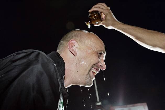 Aufstiegsjubel St. Pauli 2006 2007 - Trainer Holger Stanislawski bekommt eine Bierdusche ab Fußball Herren Regionalliga Nord 2006 2007, 3. Liga, FC St. Pauli, Aufstieg, Aufsteiger, Aufstiegsfeier, Vdig Einzelbild Hamburg Begeisterung, Freude, Fußball Herren Regionalliga Nord 2006 2007, 3. Liga, FC St. Pauli, Aufstieg, Aufsteiger, Aufstiegsfeier, Vdig Einzelbild Hamburg Begeisterung, Freude,