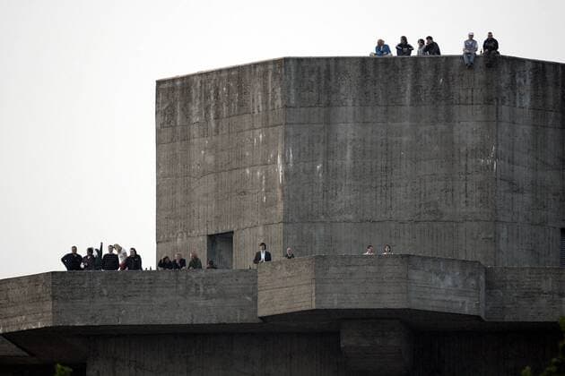 St. Pauli Fans verfolgen auf dem Turm des Luftschutzbunkers auf dem Hamburger Heiligengeistfeld ein Spiel ihrer Mannschaft Fußball Herren Regionalliga Nord 2006 2007, 3. Liga, FC St. Pauli, Vdig Totale Hamburg Fußball Herren Regionalliga Nord 2006 2007, 3. Liga, FC St. Pauli, Vdig Totale Hamburg