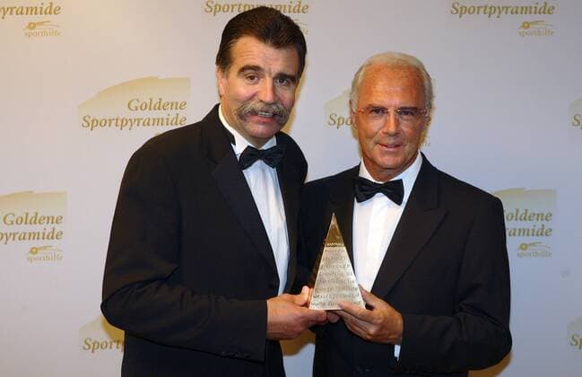 Bundestrainer Heiner Brand (li.), ausgezeichnet mit der Goldenen Sportpyramide 2007, und Vorjahrespreisträger Franz Beckenbauer (beide Deutschland) Handball Herren Goldene Sportpyramide 2007, Stiftung Deutsche Sporthilfe, Gala, Sportgala, Benefiz, Benefizgala, Gruppe Berlin Handball Herren Goldene Sportpyramide 2007, Stiftung Deutsche Sporthilfe, Gala, Sportgala, Benefiz, Benefizgala, Gruppe Berlin