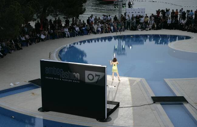 Auftritt eine Geigenspielerin bei der Amber Lounge Fashion Show am Rande des GP von Monaco 2007 Motorsport Grand Prix Herren Großer Preis von Monaco 2007, Formel 1 Weltmeisterschaft, F1, F, GP, WM Totale Tereza Maxaova Foundation Monte Carlo Motorsport Grand Prix Herren Großer Preis von Monaco 2007, Formel 1 Weltmeisterschaft, F1, F, GP, WM Totale Tereza Maxaova Foundation Monte Carlo