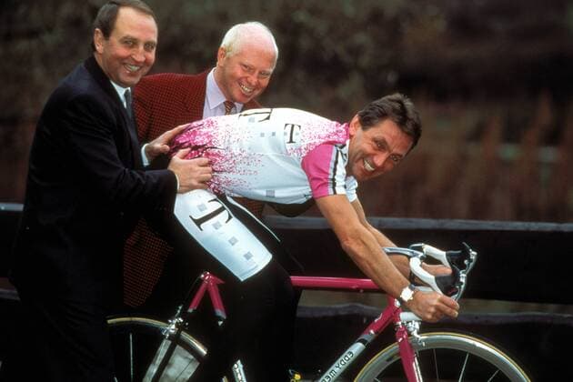Teamchef Walter Godefroot (li.), Teamleiter Rudy Pevenage (hi.) und Frans van Looy (alle Belgien alle Team Telekom) Radsport Herren 1998, Straßenradsport, Straße, Rad Gruppe Aufnahmedatum geschätzt Radsport Herren 1998, Straßenradsport, Straße, Rad Gruppe Aufnahmedatum geschätzt