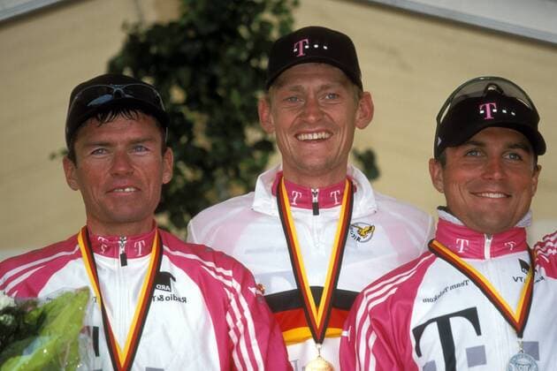Siegerehrung Deutsche Meisterschaft 2000: Deutscher Meister Rolf Aldag (Mitte) zwischen dem 2. Steffen Wesemann (re.) und Udo Bölts (alle Deutschland alle Team Telekom) Radsport LM Herren Deutsche Meisterschaft 2000, DM, Landesmeisterschaft, Straßenradsport, Straße, Rad, Gruppe Heppenheim Freude, Radsport LM Herren Deutsche Meisterschaft 2000, DM, Landesmeisterschaft, Straßenradsport, Straße, Rad, Gruppe Heppenheim Freude,