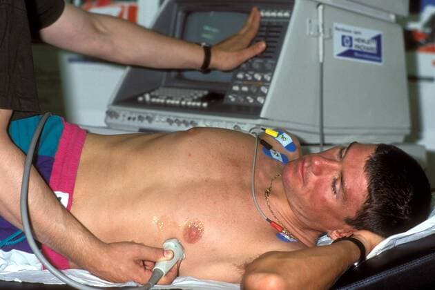 Udo Bölts (Deutschland Team Telekom) bei einer medizinischen Untersuchung Radsport Herren 1999, Straßenradsport, Straße, Rad, nackter Oberkörper, nackt, halbnackt, frei, freier, EKG Diagnose Einzelbild Aufnahmedatum geschätzt Diagnostik, close Radsport Herren 1999, Straßenradsport, Straße, Rad, nackter Oberkörper, nackt, halbnackt, frei, freier, EKG Diagnose Einzelbild Aufnahmedatum geschätzt Diagnostik, close