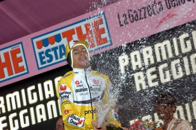 Etappensieger Riccardo Ricco (Italien Saunier Duval Prodir) feiert nach der 15. Etappe des Giro d Italia 2007 von Trento nach Tre Cime di Lavaredo mit einer Sektdusche -  Radsport Herren Giro d Italia 2007, dItalia, ProTour, Straßenradsport, Straße, Rad Einzelbild 15. Etappe: Trento - Tre Cime di Lavaredo Freude, Begeisterung, Radsport Herren Giro d Italia 2007, dItalia, ProTour, Straßenradsport, Straße, Rad Einzelbild 15. Etappe: Trento - Tre Cime di Lavaredo Freude, Begeisterung,