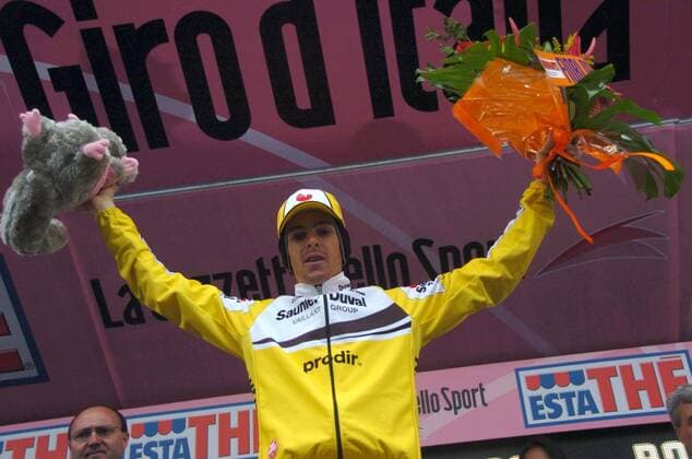 Etappensieger Riccardo Ricco (Italien Saunier Duval Prodir) nach der 15. Etappe des Giro d Italia 2007 von Trento nach Tre Cime di Lavaredo auf dem Podest -  Radsport Herren Giro d Italia 2007, dItalia, ProTour, Straßenradsport, Straße, Rad Einzelbild 15. Etappe: Trento - Tre Cime di Lavaredo Freude, Radsport Herren Giro d Italia 2007, dItalia, ProTour, Straßenradsport, Straße, Rad Einzelbild 15. Etappe: Trento - Tre Cime di Lavaredo Freude,