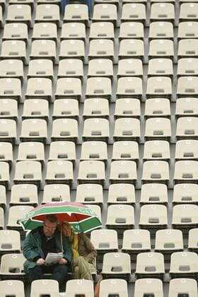 Paar sitzt aufgrund des schlechten Wetters einsam auf der Tribüne bei den French Open 2007 Tennis French Open 2007, Grand Slam, ATP, WTA Tour Totale Roland Garros Paris Leere, Tennis French Open 2007, Grand Slam, ATP, WTA Tour Totale Roland Garros Paris Leere,