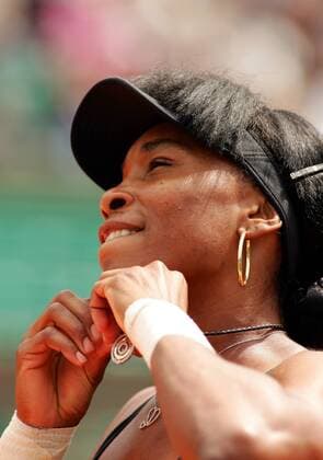 Venus Williams (USA) macht der Schmuck zu schaffen Tennis Damen French Open 2007, Grand Slam, WTA Tour Einzelbild Roland Garros Paris Tennis Damen French Open 2007, Grand Slam, WTA Tour Einzelbild Roland Garros Paris