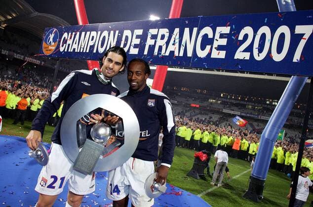 Champion de France 2007 - Olympique Lyon ist Französischer Meister 2007 - Sydney Govou (re.) und Tiago (beide Lyon) präsentieren den Meisterschaftspokal -  (pan20432) Fußball Herren Ligue 1 2006 2007, 1. Französische Liga, Olympique Lyonais, OL Gruppe Lyon Fußball Herren Ligue 1 2006 2007, 1. Französische Liga, Olympique Lyonais, OL Gruppe Lyon  
