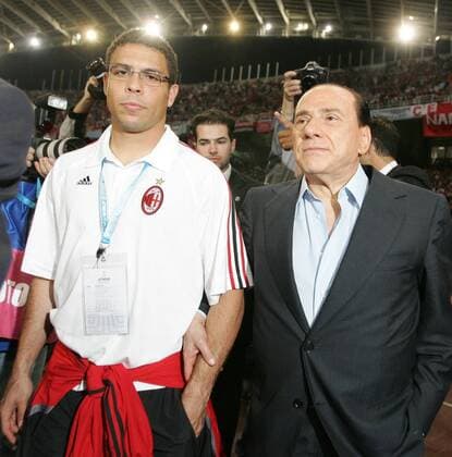 Ronaldo (li.) und Präsident Silvio Berlusconi (beide AC Mailand) -  Fußball EC 1 Herren Champions League 2006 2007, AC Mailand, Milan, Finale, Endspiel Gruppe Athen Fußball EC 1 Herren Champions League 2006 2007, AC Mailand, Milan, Finale, Endspiel Gruppe Athen