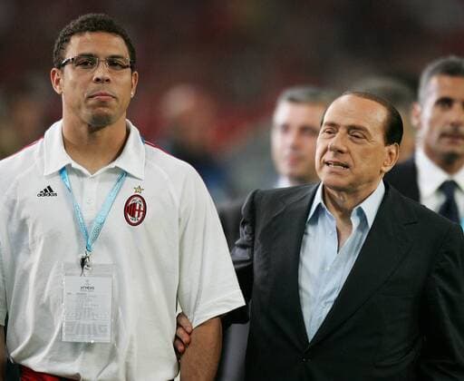 Ronaldo (li.) und Präsident Silvio Berlusconi (beide AC Mailand) -  Fußball EC 1 Herren Champions League 2006 2007, AC Mailand, Milan, Finale, Endspiel Gruppe Athen Fußball EC 1 Herren Champions League 2006 2007, AC Mailand, Milan, Finale, Endspiel Gruppe Athen