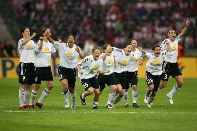 IMAGO Iconic Moments, Fußball - Frauen Schlussjubel 1. FFC Frankfurt, v.li.: Birgit Prinz, Kerstin Garefrekes, Steffi Jones, Saskia Bartusiak, Meike Weber, Tina Wunderlich, Judith Affeld, Sandra Smisek und Louise Hansen Fußball Damen DFB Pokal 2006 2007, Finale, Endspiel, Pokalspiel, Pokalendspiel, Pokalfinale, Frauen, Frauenfußball Gruppe Berlin Freude, Begeisterung, Fußball Damen DFB Pokal 2006 2007, Finale, Endspiel, Pokalspiel, Pokalendspiel, Pokalfinale, Frauen, Frauenfußball Gruppe Berlin Freude, Begeisterung,