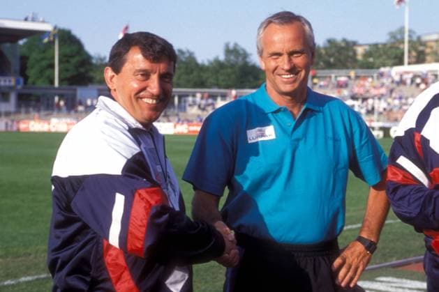 Nationaltrainer Graham Taylor (England, li.) begrüßt Nationaltrainer Richard Möller Nielsen (Dänemark) Fußball Länderspiel Herren EM 1992, Nationalmannschaft, Gruppe A, Dänemark - England 0:0 Gruppe Malmö Fußball Länderspiel Herren EM 1992, Nationalmannschaft, Gruppe A, Dänemark - England 0:0 Gruppe Malmö