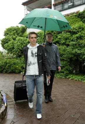 Philipp Lahm (Deutschland) bekommt bei seiner Ankunft in Herzogenaurach einen Regenschirm gehalten Fußball Länderspiel Herren EM Qualifikation 2007, Nationalteam, Vdig Gruppe Herzogenaurach Fußball Länderspiel Herren EM Qualifikation 2007, Nationalteam, Vdig Gruppe Herzogenaurach