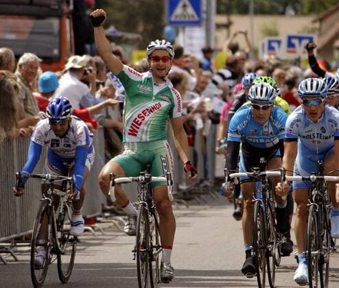 Andre Schulze (Wiesenhof Felt, 2.v.li.) gewinnt die erste Etappe der Bayern Rundfahrt 2007, daneben David Kopp (Gerolsteiner, re.) und Erik Zabel (Milram, 2.v.re., alle Deutschland) Radsport Herren Bayern Rundfahrt 2007, Bayernrundfahrt, Straßenradsport, Straße, Rad Gruppe 1. Etappe: Garmisch Partenkirchen - Gundelfingen Begeisterung, Freude, Radsport Herren Bayern Rundfahrt 2007, Bayernrundfahrt, Straßenradsport, Straße, Rad Gruppe 1. Etappe: Garmisch Partenkirchen - Gundelfingen Begeisterung, Freude,
