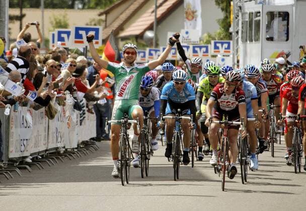 Andre Schulze (Wiesenhof Felt, li.) gewinnt die erste Etappe der Bayern Rundfahrt 2007, dahinter Erik Zabel (3.v.li., Milram beide Deutschland) und ein Teamkollege, der sich über den Erfolg freut Radsport Herren Bayern Rundfahrt 2007, Bayernrundfahrt, Straßenradsport, Straße, Rad Totale 1. Etappe: Garmisch Partenkirchen - Gundelfingen Begeisterung, Freude, Radsport Herren Bayern Rundfahrt 2007, Bayernrundfahrt, Straßenradsport, Straße, Rad Totale 1. Etappe: Garmisch Partenkirchen - Gundelfingen Begeisterung, Freude,