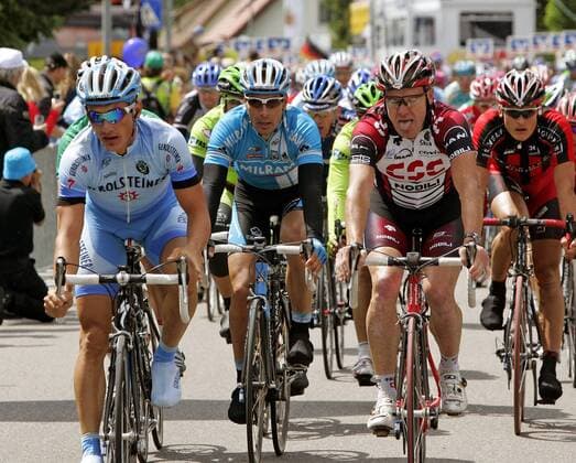 David Kopp (Gerolsteiner, li.), Erik Zabel (Milram, 2.v.li., beide Deutschland) und Stuart O Grady (Australien CSC, 2.v.re.) nach der Zielankunft Radsport Herren Bayern Rundfahrt 2007, Bayernrundfahrt, Straßenradsport, Straße, Rad Gruppe 1. Etappe: Garmisch Partenkirchen - Gundelfingen Erschöpfung, Radsport Herren Bayern Rundfahrt 2007, Bayernrundfahrt, Straßenradsport, Straße, Rad Gruppe 1. Etappe: Garmisch Partenkirchen - Gundelfingen Erschöpfung,