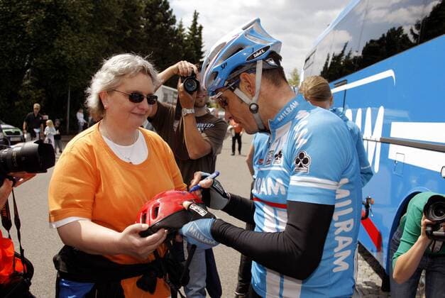 Erik Zabel (Deutschland Milram) erfüllt Autogrammwünsche Radsport Herren Bayern Rundfahrt 2007, Bayernrundfahrt, Straßenradsport, Straße, Rad Gruppe 1. Etappe: Garmisch Partenkirchen - Gundelfingen Radsport Herren Bayern Rundfahrt 2007, Bayernrundfahrt, Straßenradsport, Straße, Rad Gruppe 1. Etappe: Garmisch Partenkirchen - Gundelfingen