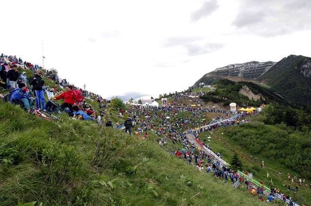 Zahlreiche Zuschauer säumen die Hänge des Monte Zoncolan während der 17. Etappe des Giro dItalia 2007 - Radsport Herren Giro d Italia 2007, dItalia, ProTour, Straßenradsport, Straße, Rad, Totale 17.Etappe: Lienz - Monte Zoncolan Radsport Herren Giro d Italia 2007, dItalia, ProTour, Straßenradsport, Straße, Rad, Totale 17.Etappe: Lienz - Monte Zoncolan