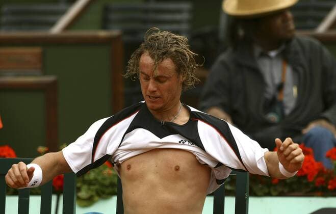 Lleyton Hewitt (Australien) wechselt sein Shirt Tennis Herren French Open 2007, Grand Slam, ATP Tour Einzelbild Roland Garros Paris Tennis Herren French Open 2007, Grand Slam, ATP Tour Einzelbild Roland Garros Paris