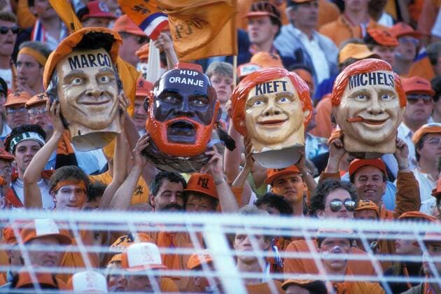 Fußball, EM Finale 1988 in München, Niederlande - Sowjetunion 2:0 Marco, Hup Oranje, Kieft, Michels - verfremdete Konterfeis von Marco van Basten, Ruud Gullit, Wim Kieft und Rinus Michels werden im niederländischer Fanblock hochgehalten Fußball Länderspiel Herren EM 1988, Nationalmannschaft, Finale, Endspiel, Niederlande, niederländisch, niederländische Gruppe Olympiastadion München Fußball Länderspiel Herren EM 1988, Nationalmannschaft, Finale, Endspiel, Niederlande, niederländisch, niederländische Gruppe Olympiastadion München