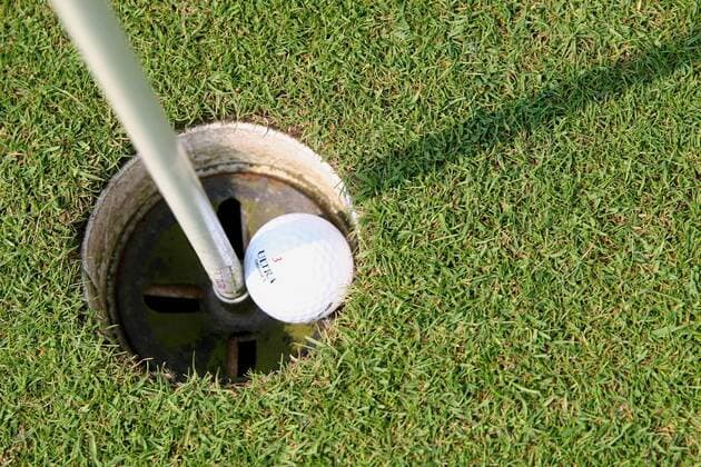 Eingelochter Golfball Golf Herren Freizeitgolf 2007, Freizeit, Freizeitsport, Freizeitgolfen, Symbol Einzelbild Golf Herren Freizeitgolf 2007, Freizeit, Freizeitsport, Freizeitgolfen, Symbol Einzelbild