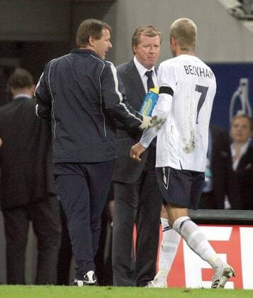 Nationaltrainer Steve McClaren (Mitte) wechselt David Beckham (re., beide England) aus -  Fußball Länderspiel Herren Freundschaftsspiel 2007, Test, Testspiel, Nationalmannschaft, Nationaltrikot Gruppe London Fußball Länderspiel Herren Freundschaftsspiel 2007, Test, Testspiel, Nationalmannschaft, Nationaltrikot Gruppe London