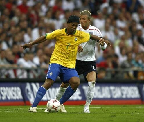 Ronaldinho (Brasilien, li.) gegen David Beckham (England) - EDITORIAL USE ONLY. No use with unauthorised audio, video, data, fixture lists, club league logos or live services. Online in-match use limited to 120 images, no video emulation. No use in betting, games or single club league player publications. Fußball Länderspiel Herren Freundschaftsspiel 2007, Test, Testspiel, Nationalteam, Nationaltrikot, England - Brasilien 1:1 Gruppe London Dynamik, Fußball Länderspiel Herren Freundschaftsspiel 2007, Test, Testspiel, Nationalteam, Nationaltrikot, England - Brasilien 1:1 Gruppe London Dynamik,