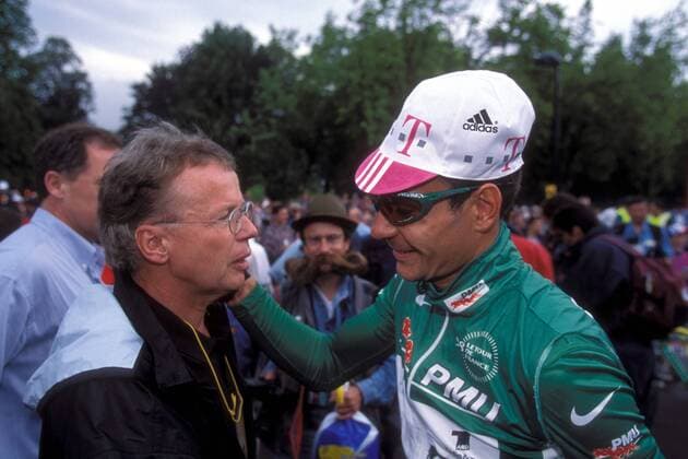 Erik Zabel (Team Telekom, re.) im Gespräch mit Telekom Sprecher Jürgen Kindervater (beide Deutschland) Radsport Herren Tour de France 1998, Straßenradsport, Straße, Rad Gruppe 10. Etappe: Pau - Luchon Radsport Herren Tour de France 1998, Straßenradsport, Straße, Rad Gruppe 10. Etappe: Pau - Luchon